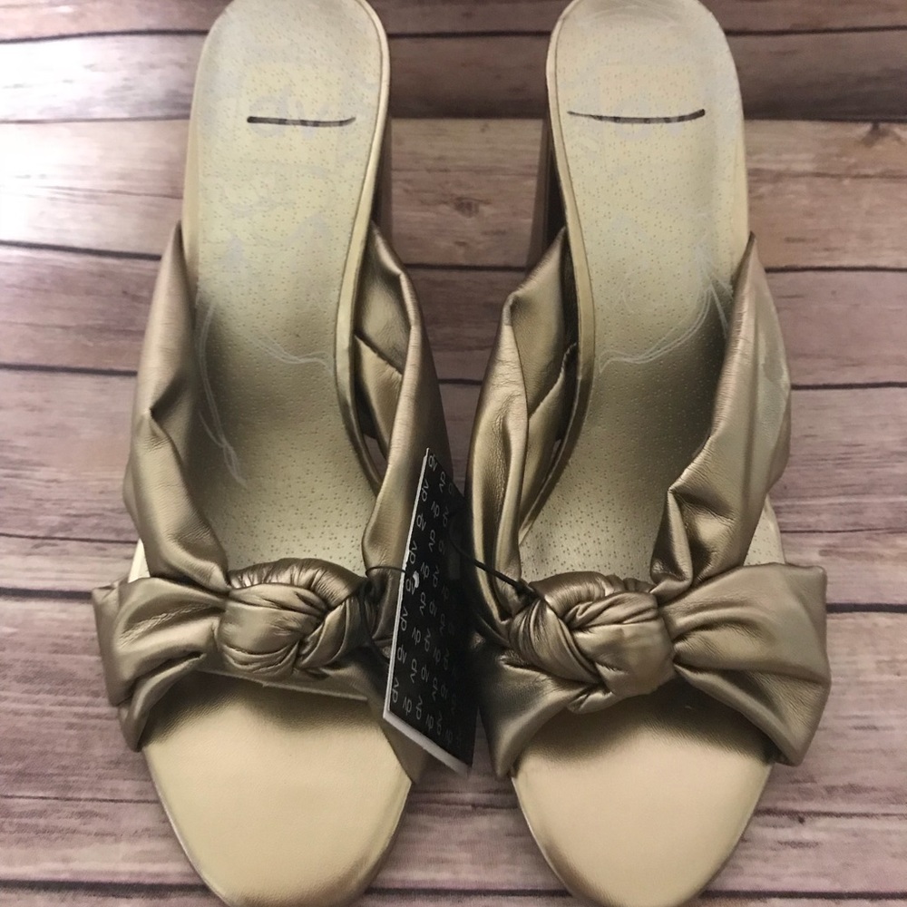DV women’s Gold heels size 8 1/2 NWT